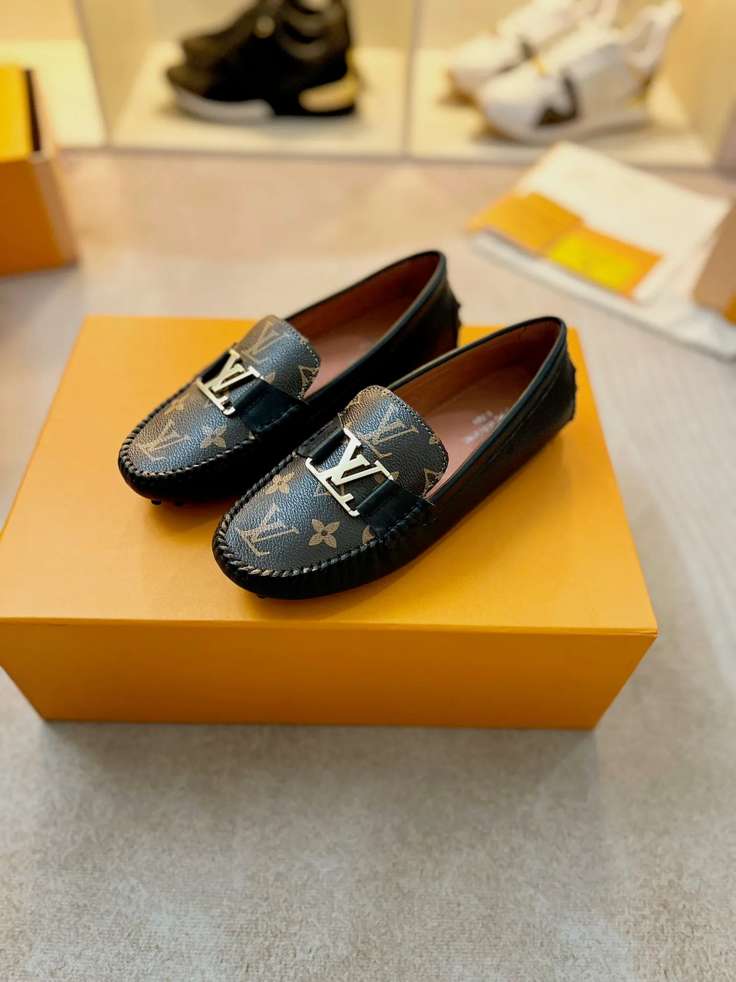 p460💰Couple model❤️🇫🇷 𝙇𝙤𝙪𝙞𝙨 𝙑𝙪𝙞𝙩𝙩𝙤𝙣 🇫🇷Louis Vuitton 2023 Classic𝓛𝓿 𝓣𝓻𝓪𝓲𝓷𝓮𝓻 Sports Series ➪➪➪¯ [Arizona Doudou Shoes Series] ▪️▪️▪️Arizona slip-on shoes are made of Monogram Eclipse canvas. Its hand-painted and dyed edges and hand-sewn uppers fully demonstrate Louis Vuitton's traditional shoemaking craftsmanship. This slip-on shoe is very lightweight. The integrated tongue and upper make it particularly comfortable and flexible. The soft outsole is equipped with rubber padding. Decorated with matching sash. Detailed features: ☑️Monogram Eclipse canvas ☑️Black Eclipse pattern ☑️Hand-painted shoe edges ☑️Hand-sewn uppers (each pair takes time to process) ☑️Integrated tongue and upper construction ☑️Outsole equipped with rubber lining ☑️size: 35_46